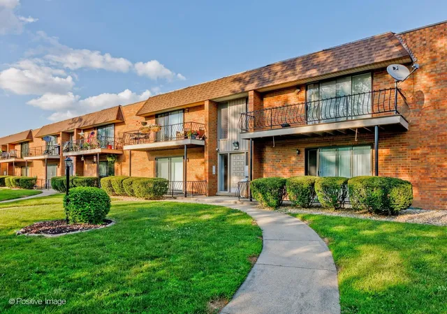 2nd image of 627 N Carroll Pkwy #105, Glenwood, IL 60425 | MLS# 12695977