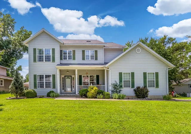 Homes for sale in Centralia, IL | 36 Edgewood Ln N, Centralia, IL 62801 | MLS# 12696009