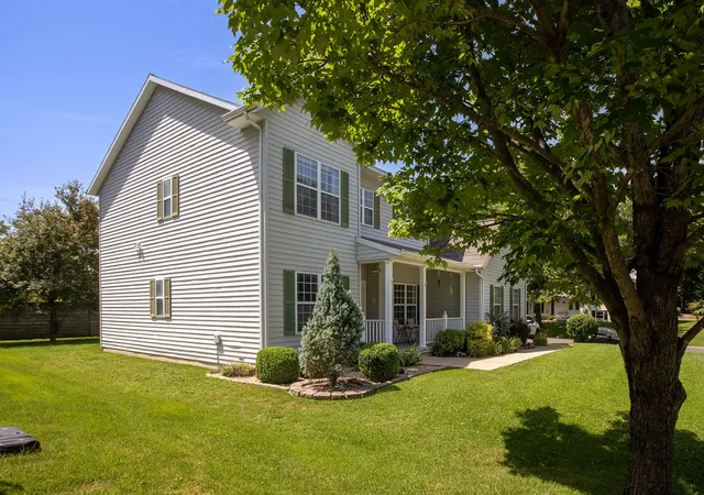 Homes for sale in Centralia, IL | 36 Edgewood Ln N, Centralia, IL 62801 | MLS# 12696009