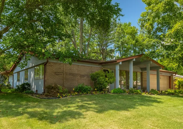 Homes for sale in Carbondale, IL | 2707 W Sunset Dr, Carbondale, IL 62901 | MLS# 12696018