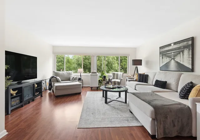 Listing Photo 4 - Condo for sale in building located at 2634 Central Dr, Flossmoor, IL 60422 - Unit #2E