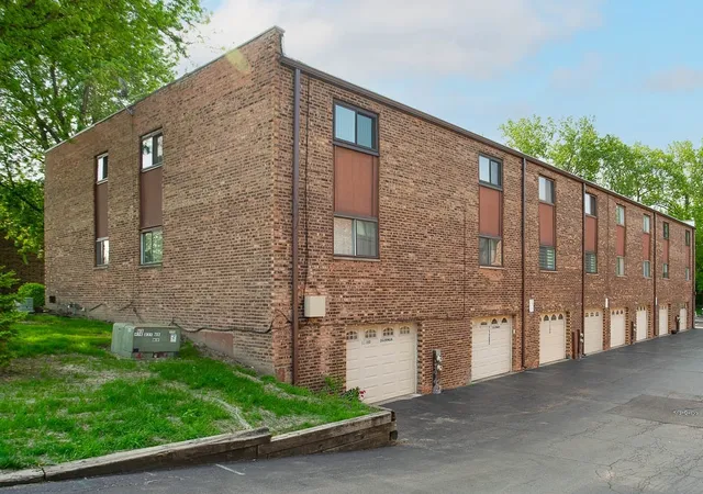 Homes for sale in Palos Hills, IL | 11104 O Gorman Drive, Palos Hills, IL 60465 | Houzeo