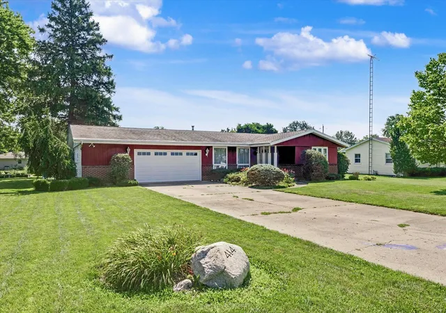 Photo 3 of Single family home for sale at 414 S Seymour St, Oakwood, IL 61858 | MLS# 12696069 | Listing updated on 2026-09-16