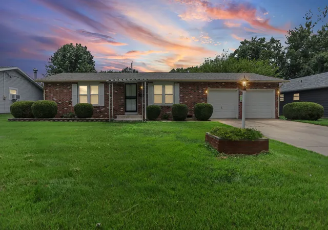 Homes for sale in Centralia, IL | 529 Marquis Ave, Centralia, IL 62801 | MLS# 12696177