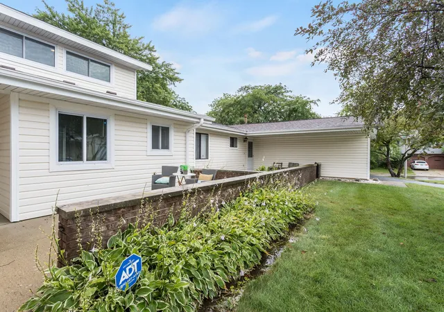 Photo 3 of Townhouse for sale at 1125 Danvers Ct, Schaumburg, IL 60193 | MLS# 12696205 | Listing updated on 2026-09-23