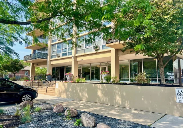 2nd image of 6730 S S Shore Dr, Chicago, IL 60649