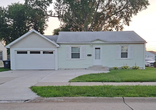 Homes for sale in Moline, IL | 2315 48th St, Moline, IL 61265 | MLS# 12696236