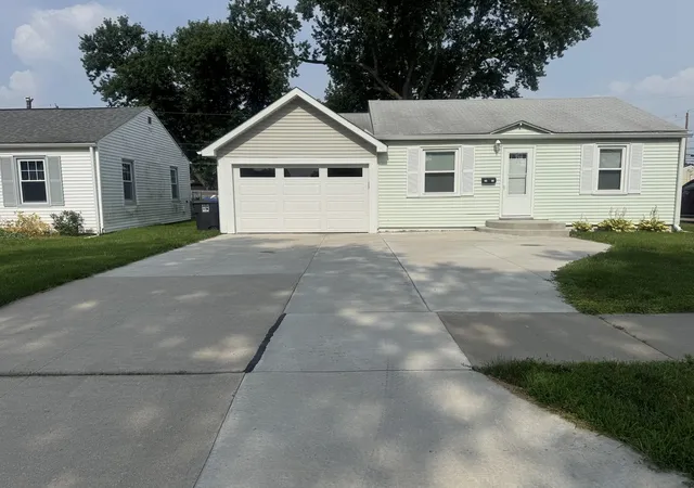 Homes for sale in Moline, IL | 2315 48th St, Moline, IL 61265 | MLS# 12696236