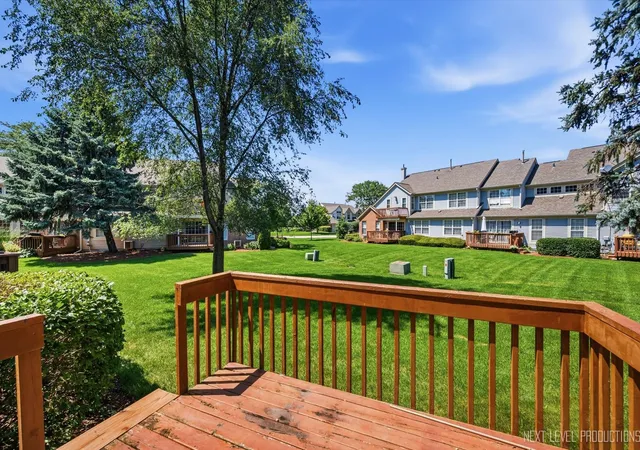 Homes for sale in South Elgin, IL | 37 Ione Drive, South Elgin, IL 60177 | Houzeo