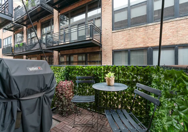 Homes for sale in Chicago, IL | 520 W Huron Street, Chicago, IL 60654 | Houzeo
