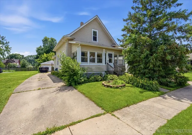 Homes for sale in Aurora, IL | 1327 Superior St, Aurora, IL 60505 | MLS# 12696301