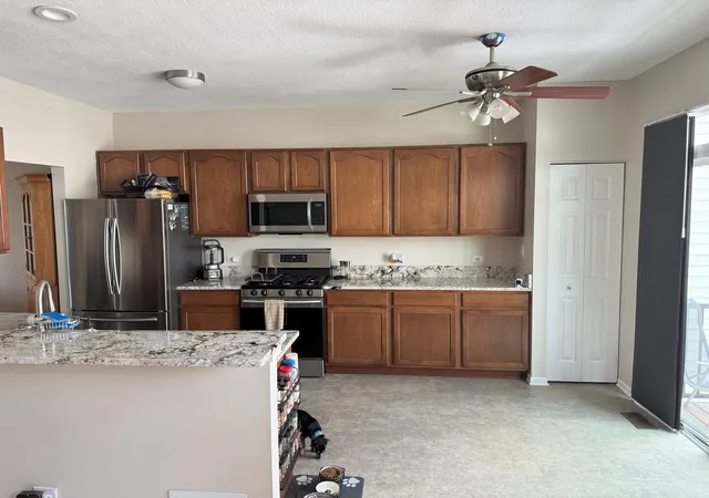 Photo 4 of Sale Pending at 902 Summit Crk Dr, Shorewood, IL 60404 | MLS# 12696321 | Listing updated on 2026-08-24