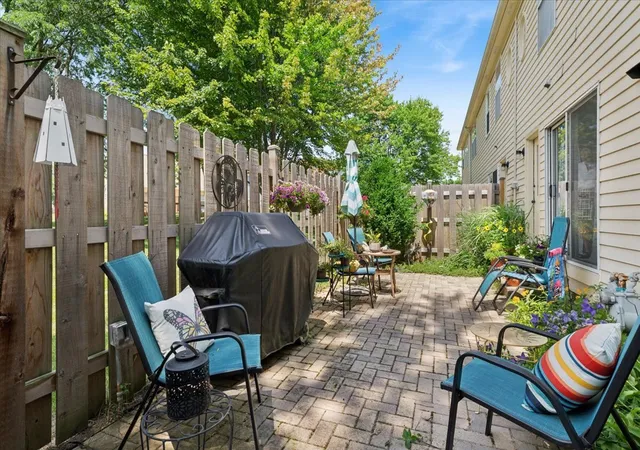 Homes for sale in Arlington Heights, IL | 4062 N Newport Ct, Arlington Heights, IL 60004 | MLS# 12696338