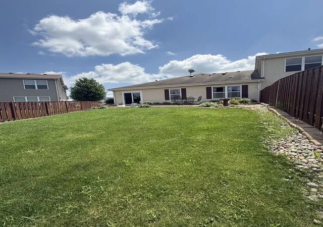 Listing Photo 2 - Condo for sale in building located at 1950 Diamond Head Trl, Pingree Grove, IL 60140
