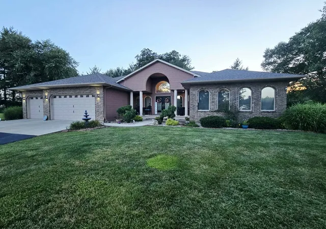 Homes for sale in Mt Vernon, IL | 14181 N Manhattan Ln, Mt Vernon, IL 62864 | MLS# 12696428