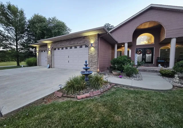 Homes for sale in Mt Vernon, IL | 14181 N Manhattan Ln, Mt Vernon, IL 62864 | MLS# 12696428