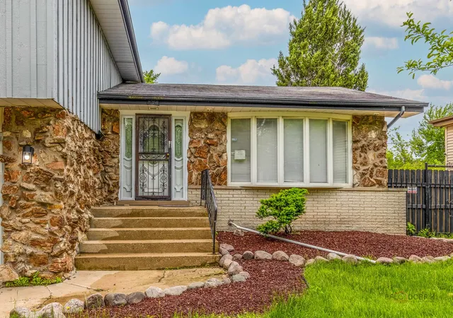 Photo 1 of Single family home for sale at 17108 Evans Dr, South Holland, IL 60473 | MLS# 12696436 | Listing updated on 2026-09-23