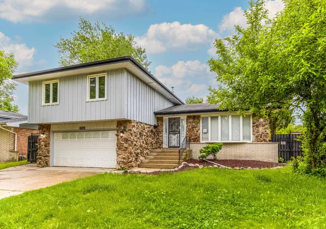 Photo 3 of Single family home for sale at 17108 Evans Dr, South Holland, IL 60473 | MLS# 12696436 | Listing updated on 2026-09-23