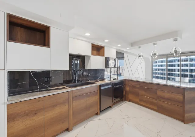 Listing Photo 4 - Condo for sale in Marina City located at 300 N State St, Chicago, IL 60654 - Unit #3405