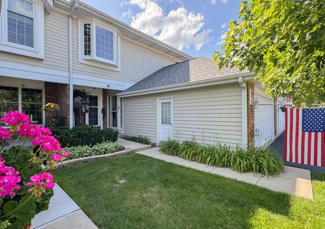 Homes for sale in Crystal Lake, IL | 836 Golf Course Rd, Crystal Lake, IL 60014 | MLS# 12696521