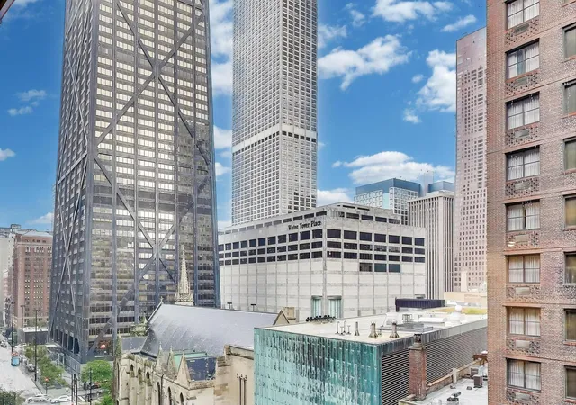 3rd image of 110 E Delaware Pl #1402, Chicago, IL 60611 | MLS# 12696533