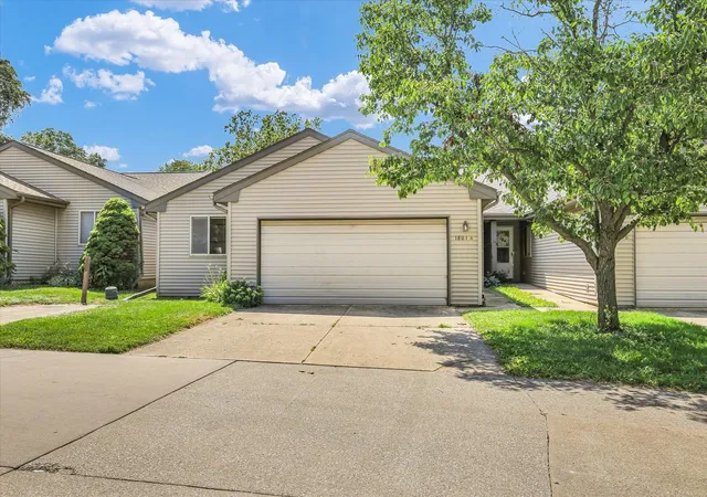 Homes for sale in Urbana, IL | 1801 Glenwood Oaks Ct #A, Urbana, IL 61801 | MLS# 12696589
