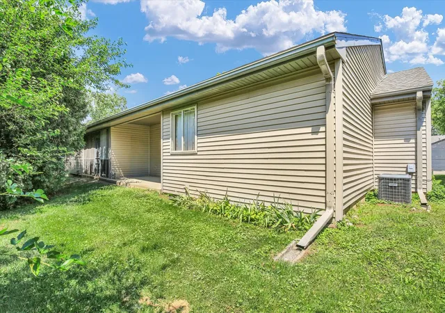 Homes for sale in Urbana, IL | 1801 Glenwood Oaks Court, Urbana, IL 61801 | Houzeo