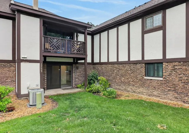 Listing Photo 2 - Condo for sale in building located at 1753 Plymouth Ct, Wheaton, IL 60189 - Unit #D