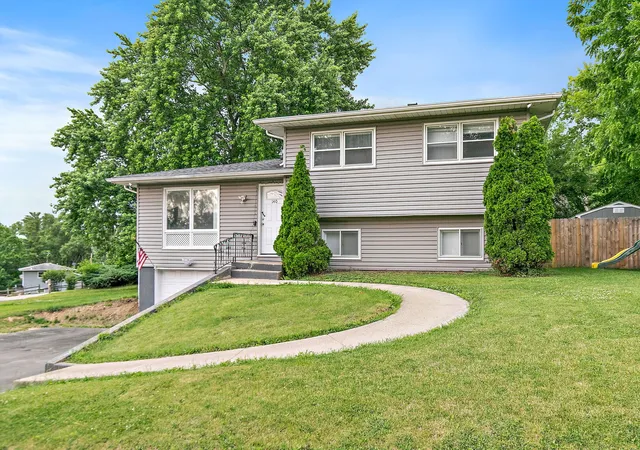 Homes for sale in Carpentersville, IL | 140 Skyline Dr, Carpentersville, IL 60110 | MLS# 12696618