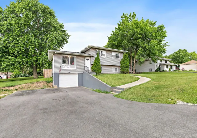 Homes for sale in Carpentersville, IL | 140 Skyline Dr, Carpentersville, IL 60110 | MLS# 12696618