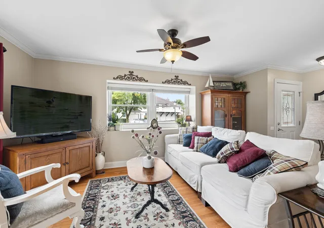Photo 4 of Townhouse for sale at 106 Queens Cvs, Barrington, IL 60010 | MLS# 12696654 | Listing updated on 2026-08-05