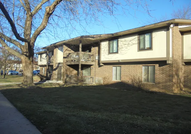 Homes for sale in Crystal Lake, IL | 566 Somerset Ln #2, Crystal Lake, IL 60014 | MLS# 12696668