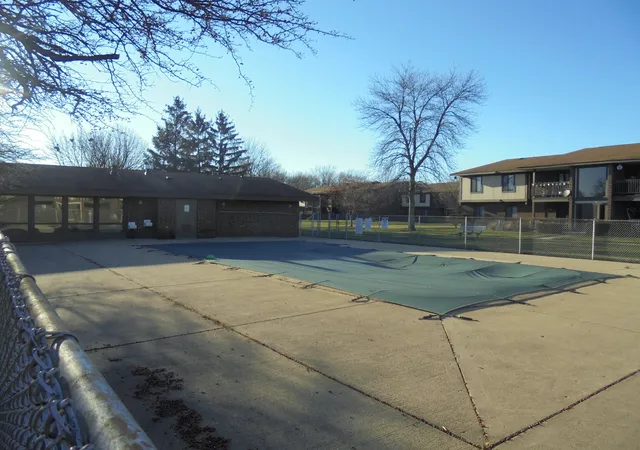 Homes for sale in Crystal Lake, IL | 566 Somerset Lane, Crystal Lake, IL 60014 | Houzeo