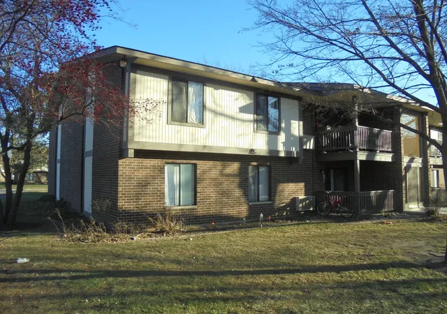 Homes for sale in Crystal Lake, IL | 566 Somerset Ln #2, Crystal Lake, IL 60014 | MLS# 12696668