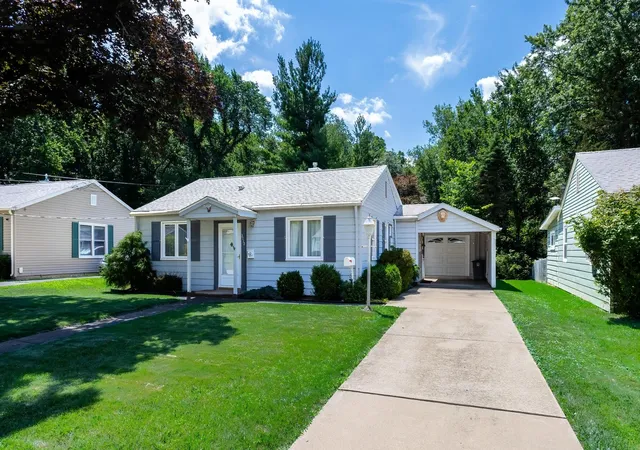 Homes for sale in Moline, IL | 3712 10 Avenue Ct, Moline, IL 61265 | MLS# 12696722