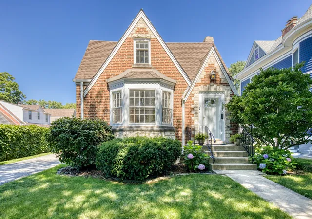 Homes for sale in Chicago, IL | 5810 N East Circle Ave, Chicago, IL 60631 | MLS# 12696724