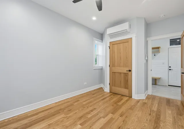 image of 959 E 61St St, Chicago, IL 60637