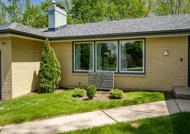 2nd image of 2015 Glenview Rd, Rockford, IL 61107 | MLS# 12696738