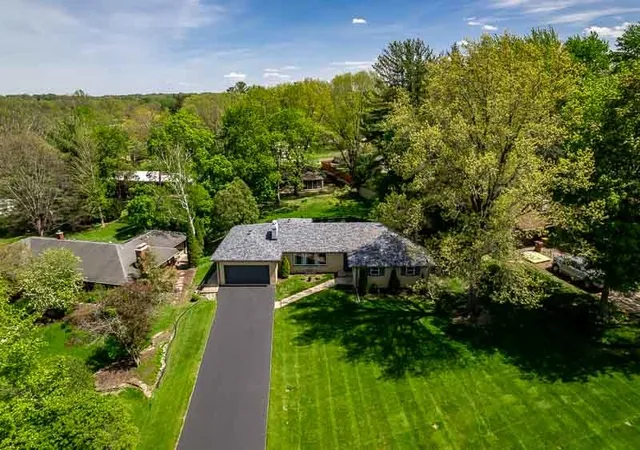 3rd image of 2015 Glenview Rd, Rockford, IL 61107 | MLS# 12696738