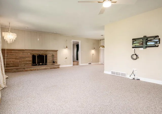 5th image of 2015 Glenview Rd, Rockford, IL 61107 | MLS# 12696738