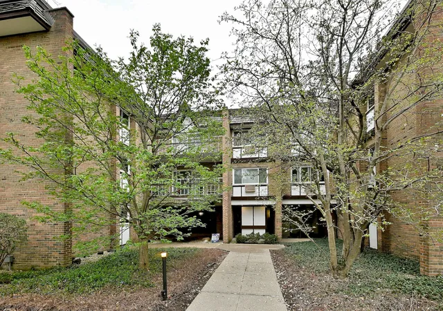 Homes for sale in Hinsdale, IL | 360 Claymoor Ave #2E, Hinsdale, IL 60521 | MLS# 12696753