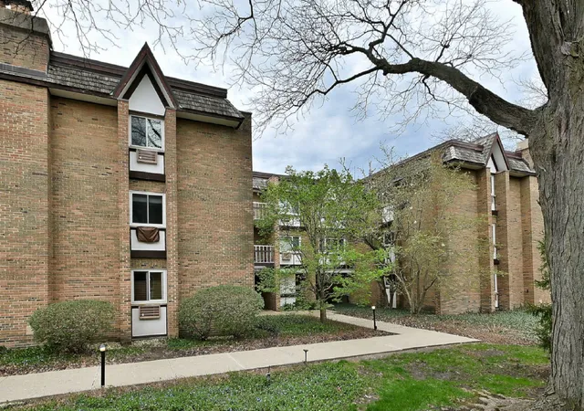 Homes for sale in Hinsdale, IL | 360 Claymoor Ave #2E, Hinsdale, IL 60521 | MLS# 12696753