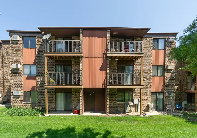 3rd image of 178 Dunteman Dr #302, Glendale Heights, IL 60139 | MLS# 12696757