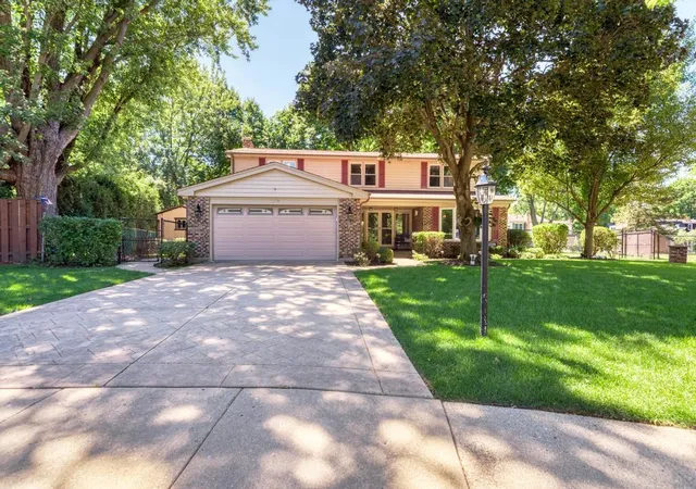 Homes for sale in Arlington Heights, IL | 1119 W White Oak St, Arlington Heights, IL 60005 | MLS# 12696787