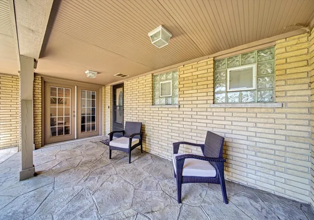 2nd image of 116 E Brittany Dr, Arlington Heights, IL 60004 | MLS# 12696791