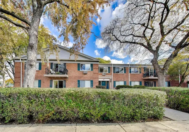 Homes for sale in Arlington Heights, IL | 2303 S Goebbert Rd, Arlington Heights, IL 60005
