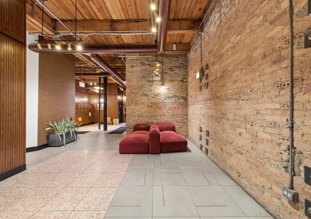Homes for sale in Chicago, IL | 1017 W Washington Boulevard, Chicago, IL 60607 | Houzeo