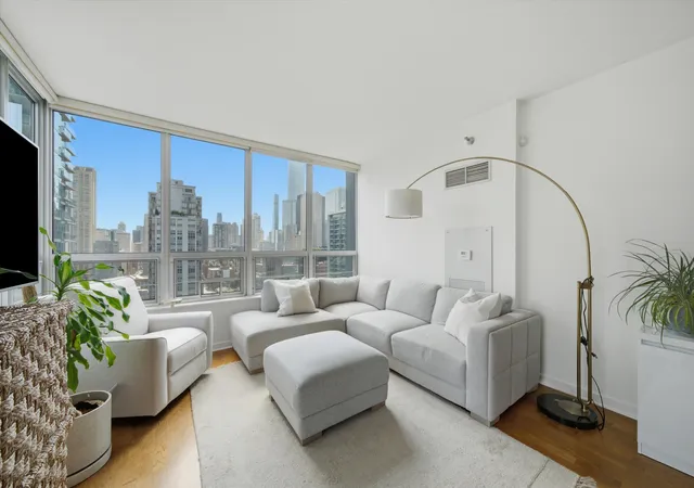3rd image of 330 W Grand Ave #1906, Chicago, IL 60654 | MLS# 12696929