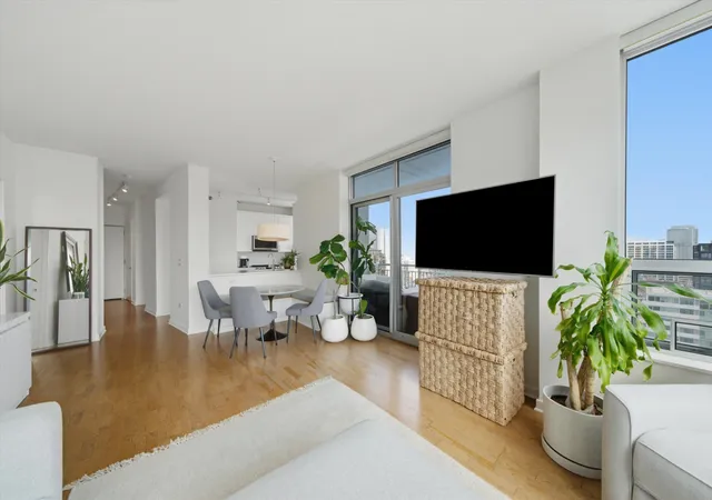 4th image of 330 W Grand Ave #1906, Chicago, IL 60654 | MLS# 12696929