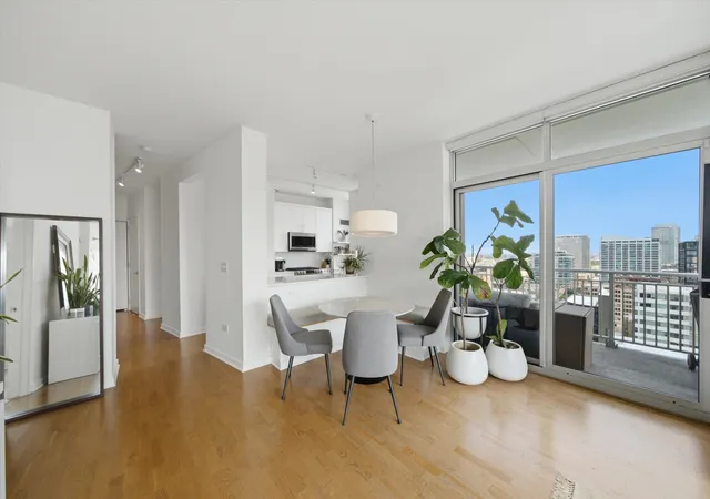 5th image of 330 W Grand Ave #1906, Chicago, IL 60654 | MLS# 12696929